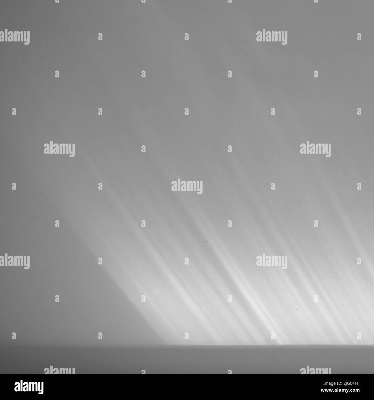 lignes de rayons lumineux sur un mur blanc Banque D'Images