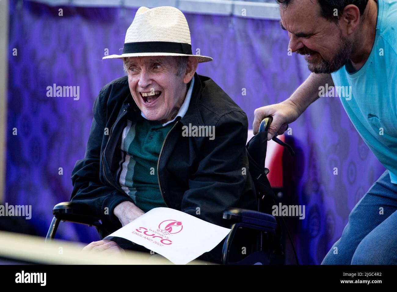 Leigh, Royaume-Uni. 09th juillet 2020. Leigh, Angleterre, 9 juillet 2022: Un homme âgé fan en fauteuil roulant pendant le match de football du groupe C Euro 2022 des femmes de l'UEFA entre le Portugal et la Suisse au village sportif de Leigh, en Angleterre. (Liam Asman /Womens football Magazine /SPP) Credit: SPP Sport Press photo. /Alamy Live News Banque D'Images Leigh, Royaume-Uni. 09th juillet 2020. Leigh, Angleterre, 9 juillet 2022: Un homme âgé fan en fauteuil roulant pendant le match de football du groupe C Euro 2022 des femmes de l'UEFA entre le Portugal et la Suisse au village sportif de Leigh, en Angleterre. (Liam Asman /Womens football Magazine /SPP) Credit: SPP Sport Press photo. /Alamy Live News Banque D'Images