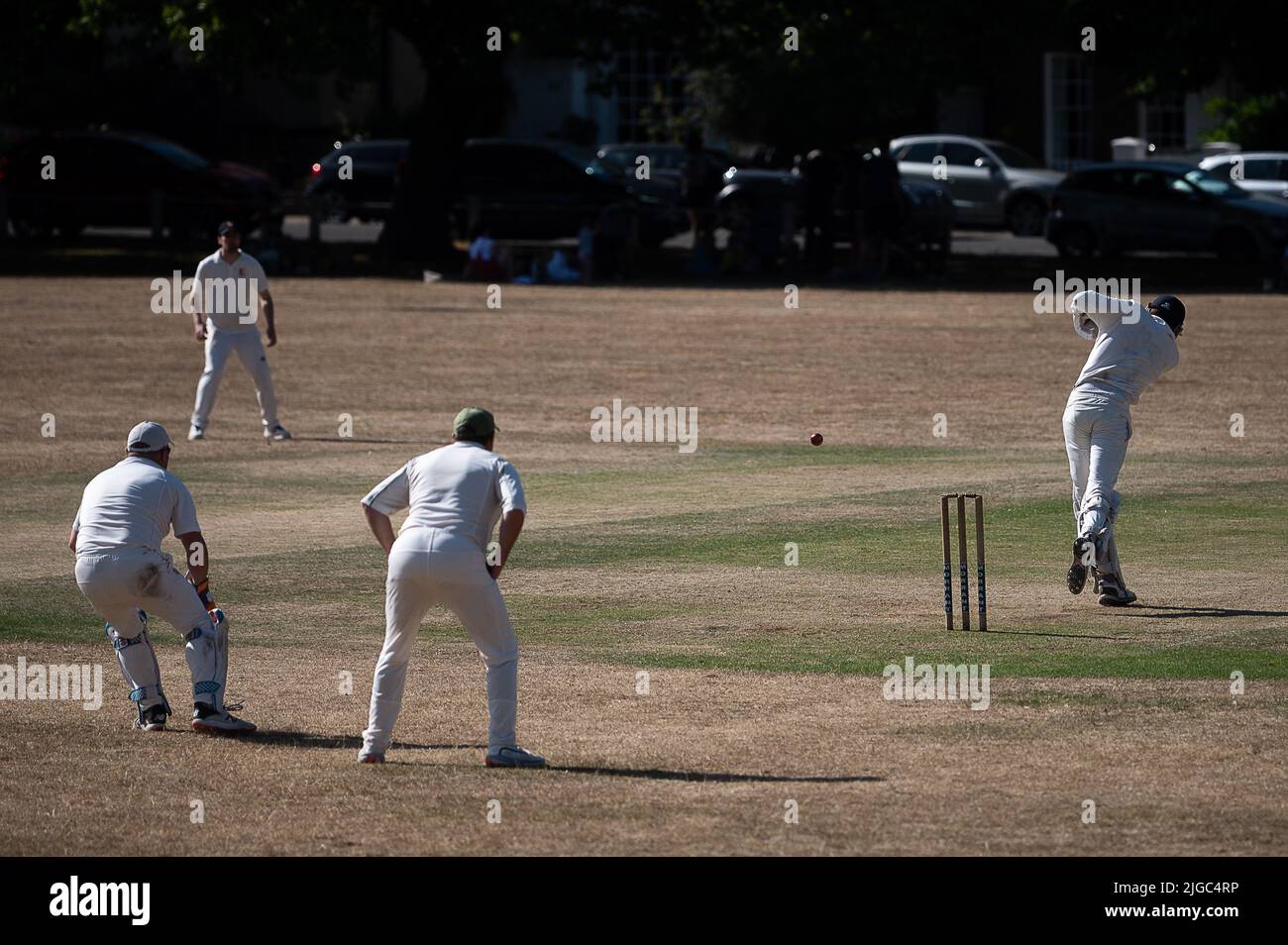 Londres, Royaume-Uni. 09th juillet 2022. Hommes jouant au cricket sur un terrain de jeu. Credit: Sebastian Gollnow/dpa/Alay Live News Banque D'Images