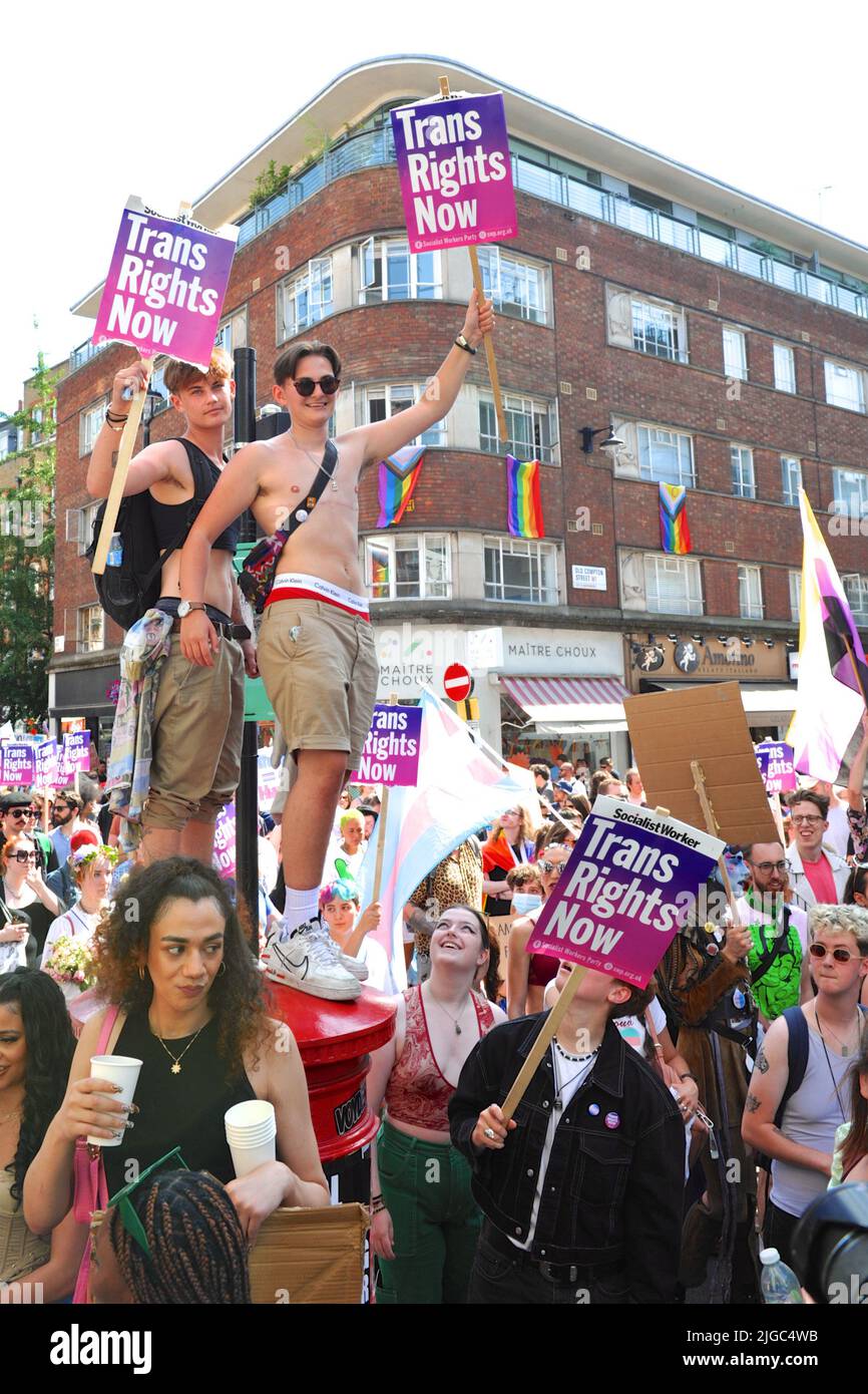Londres, Royaume-Uni. 09th juillet 2022. Plusieurs centaines de personnes se réunissent pour participer à la marche annuelle de la Trans Pride de de Londres, de Wellington Arch à Soho. Les gens défilent dans la marche Trans Pride annuelle de Londres de Wellington Arch à Soho. La London Trans+ Pride est un événement de base, de bricolage qui se concentre sur la création d'un espace pour la communauté transgenre, non binaire, intersexuée et non conforme de Londres pour se réunir pour célébrer leur identité et lutter pour leurs droits. Crédit : Michael Preston/Alay Live News Banque D'Images