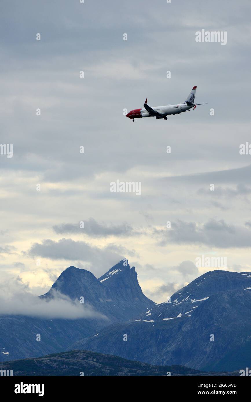 Boeing 737-800 norvégien sur l'approche de l'aéroport de Bodo, Nordland, Norvège avec des montagnes en arrière-plan. Banque D'Images