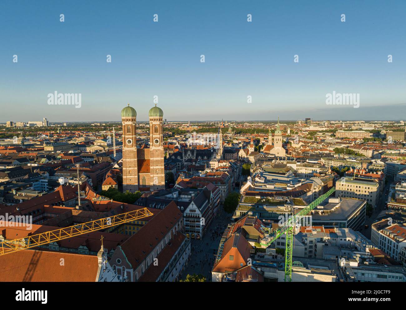 Magnifique coucher de soleil sur les Tours Frauenkirche à Munich, Allemagne Banque D'Images