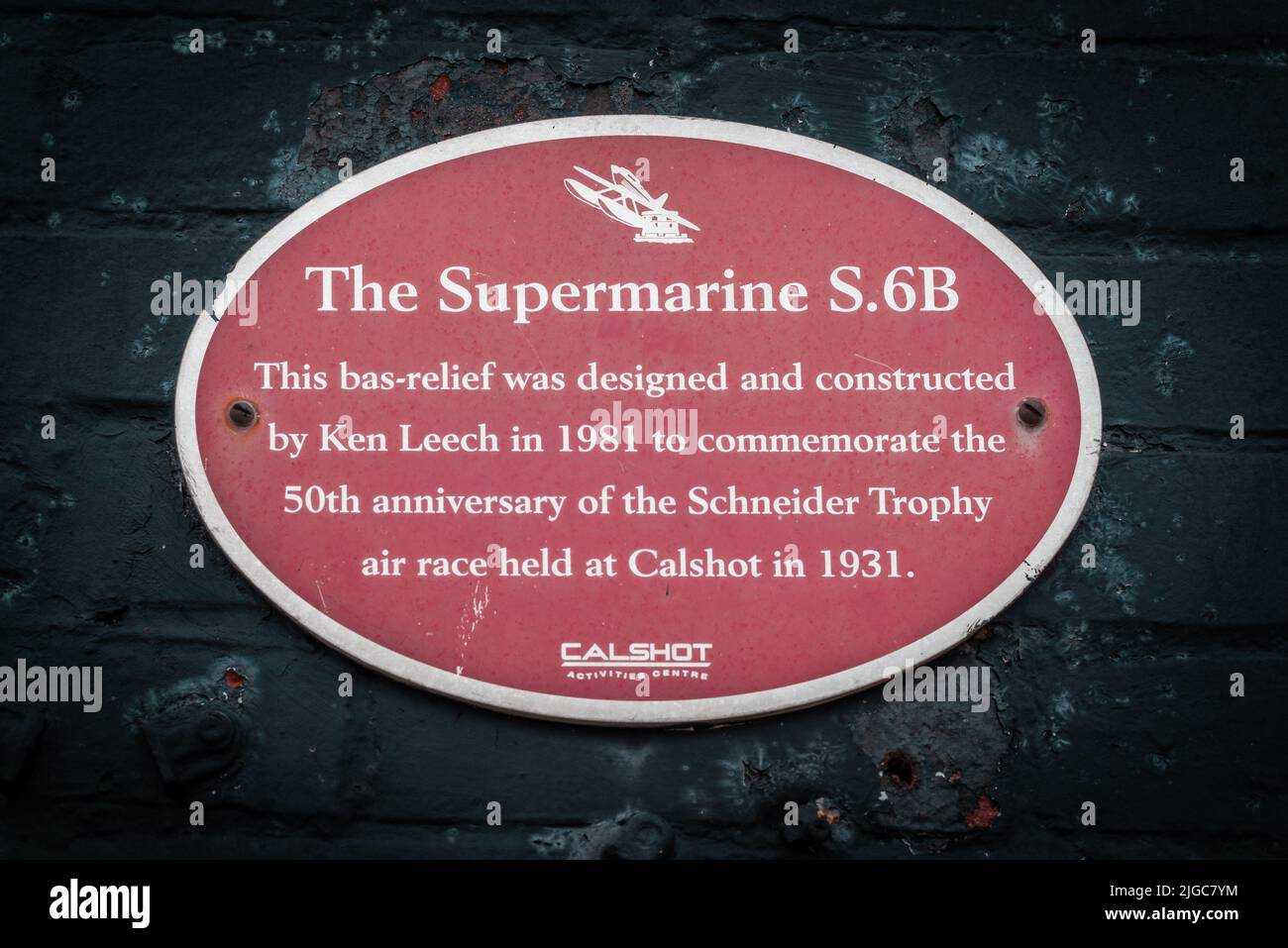 Plaque commémorative, conçue par Ken Leech, pour le 50th anniversaire de la course aérienne Schneider Trophy à Calshot 1931, Southampton, Angleterre, Royaume-Uni Banque D'Images