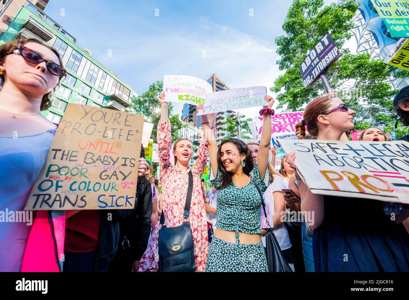 Londres, Royaume-Uni. 9th juillet 2022. Une marche de solidarité d'avortement à travers Westminster à l'ambassade des États-Unis à Vauxhaull. Ils espèrent renverser la décision de la Cour suprême de renverser Roe c. Wade. Crédit : Guy Bell/Alay Live News Banque D'Images