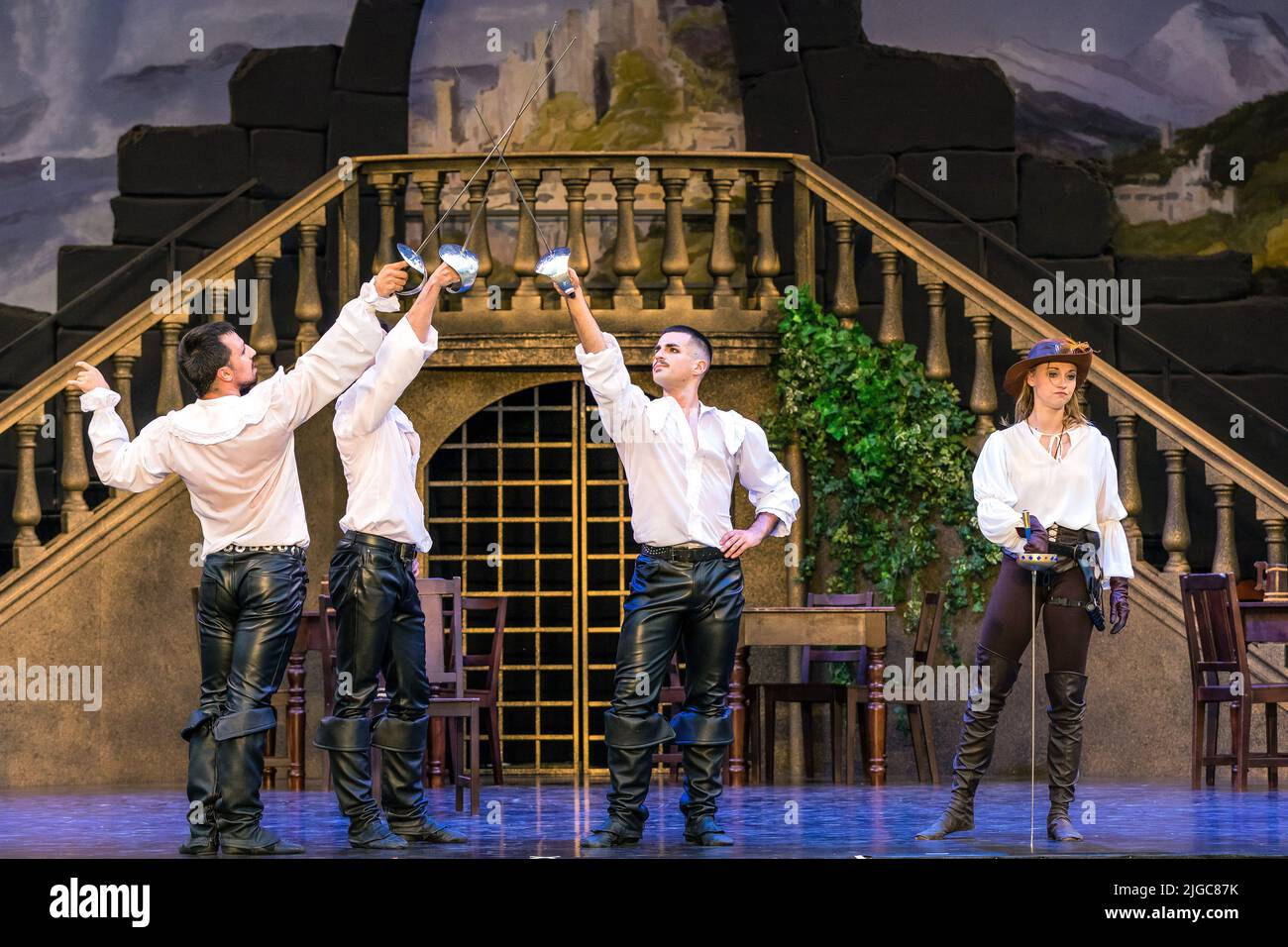 Cottbus, Allemagne. 24th juin 2022. Simone Zannini (l) comme Porthos, Stefan Kulhawec comme Athos, Mario Barcenilla Rubio comme Aramis et Emily Downs (r) comme d'Artagnan dansant pendant la répétition de la pièce de ballet "les trois mousquetaires" sur la scène en plein air dans la cour de Cottbus" Alvensleben Barracks. Credit: Frank Hammerschmidt/dpa/Alay Live News Banque D'Images