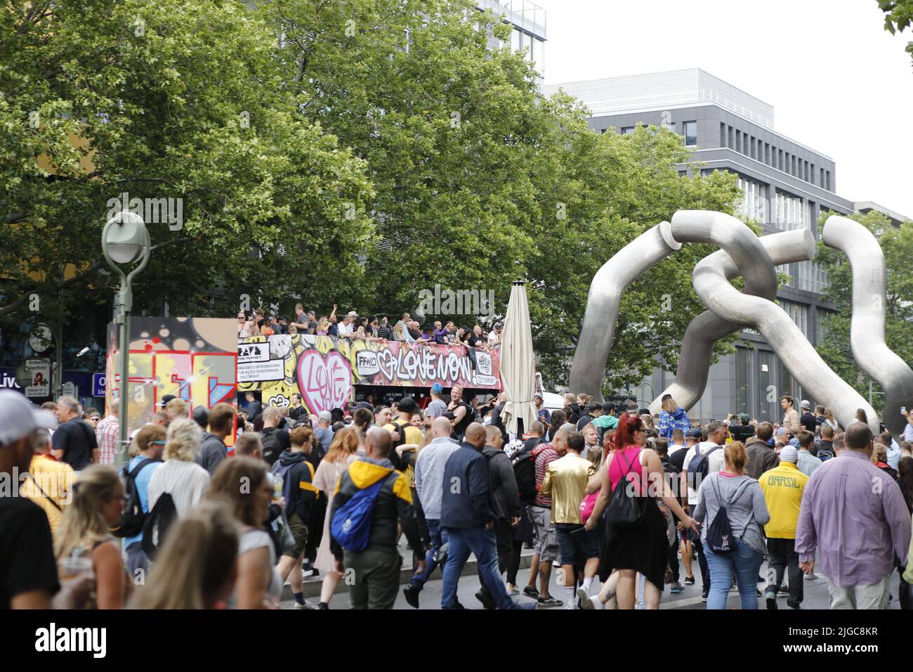 07/09/2022, Berlin, Allemagne. Le défilé de techno « Rave the Planet » sous la devise « Together Again », le Dr Motte a ramené son défilé d'amour à Berlin sous le nom de « Rave the Planet ». Banque D'Images