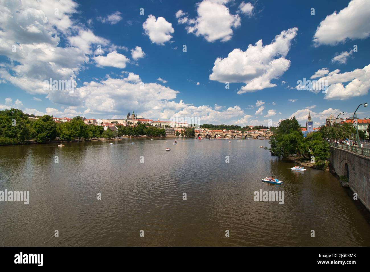 Pédalo sur la Vltava, le pont Charles et le château de Prague en arrière-plan. Banque D'Images Pédalo sur la Vltava, le pont Charles et le château de Prague en arrière-plan. Banque D'Images