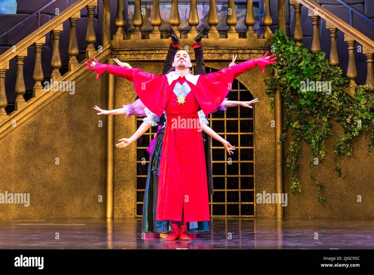 Cottbus, Allemagne. 24th juin 2022. Alyosa Forlini en tant que cardinal Richelieu danse pendant la répétition de la pièce de ballet 'les trois Mousquetairess' sur la scène en plein air dans la cour de la caserne Alvensleben de Cottbus. Credit: Frank Hammerschmidt/dpa/Alay Live News Banque D'Images