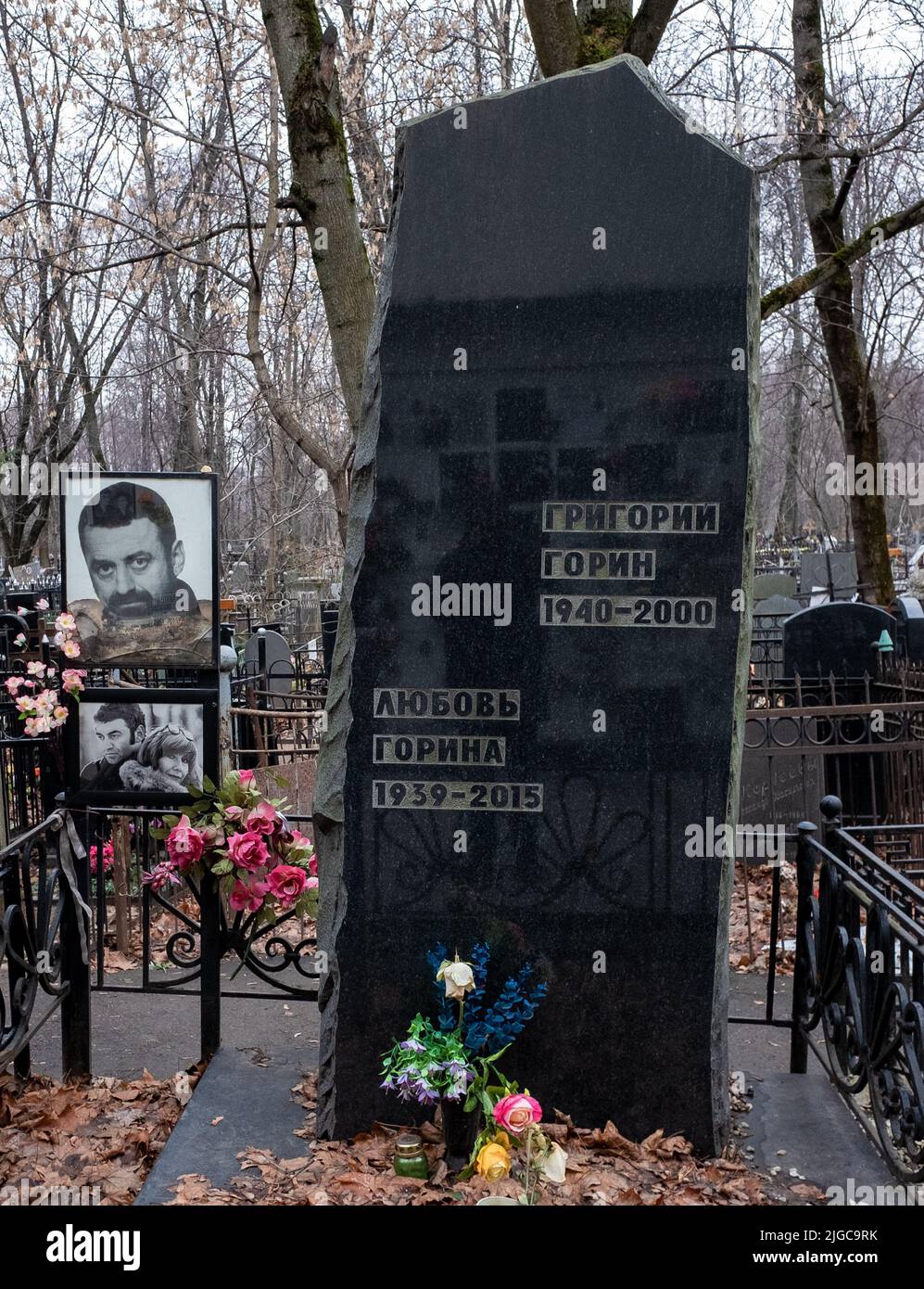 27 novembre 2021, Moscou, Russie. Monument à la tombe du dramaturge soviétique Grigory Gorin au cimetière de Vagankovsky à Moscou. Banque D'Images