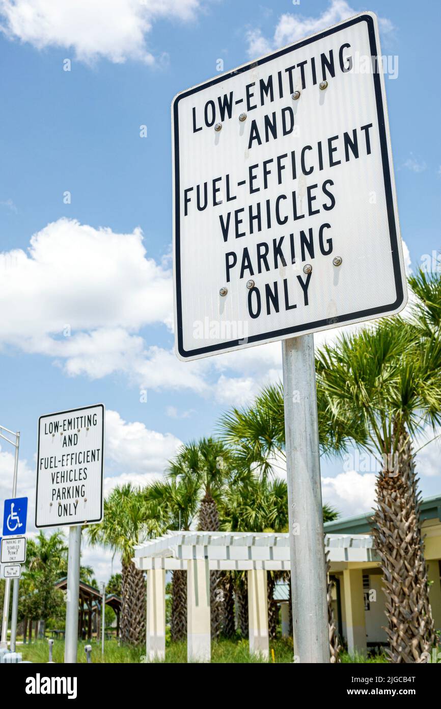 La route à péage des Everglades Florida, I-75 Alligator Alley, les panneaux d'arrêt de repos indiquent que les véhicules à faible consommation de carburant ne peuvent se garer que Banque D'Images