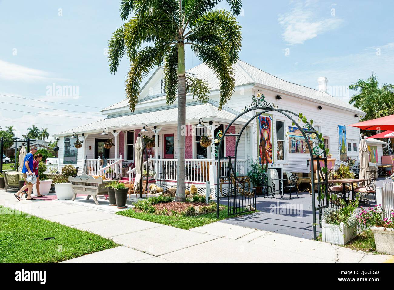 Punta Gorda Florida, quartier historique café non filtré, à l'extérieur de l'entrée principale porche couple personnes entrant dans la maison réaménagé c Banque D'Images