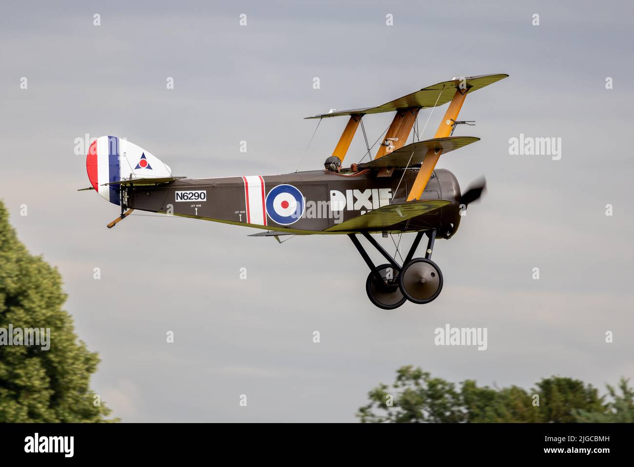 Soopwith Triplane 'N6290 DIXIE II' en vol au salon aéronautique de la Marine aérienne de Fly, qui s'est tenu à Shuttleworth le 3rd juillet 2022 Banque D'Images