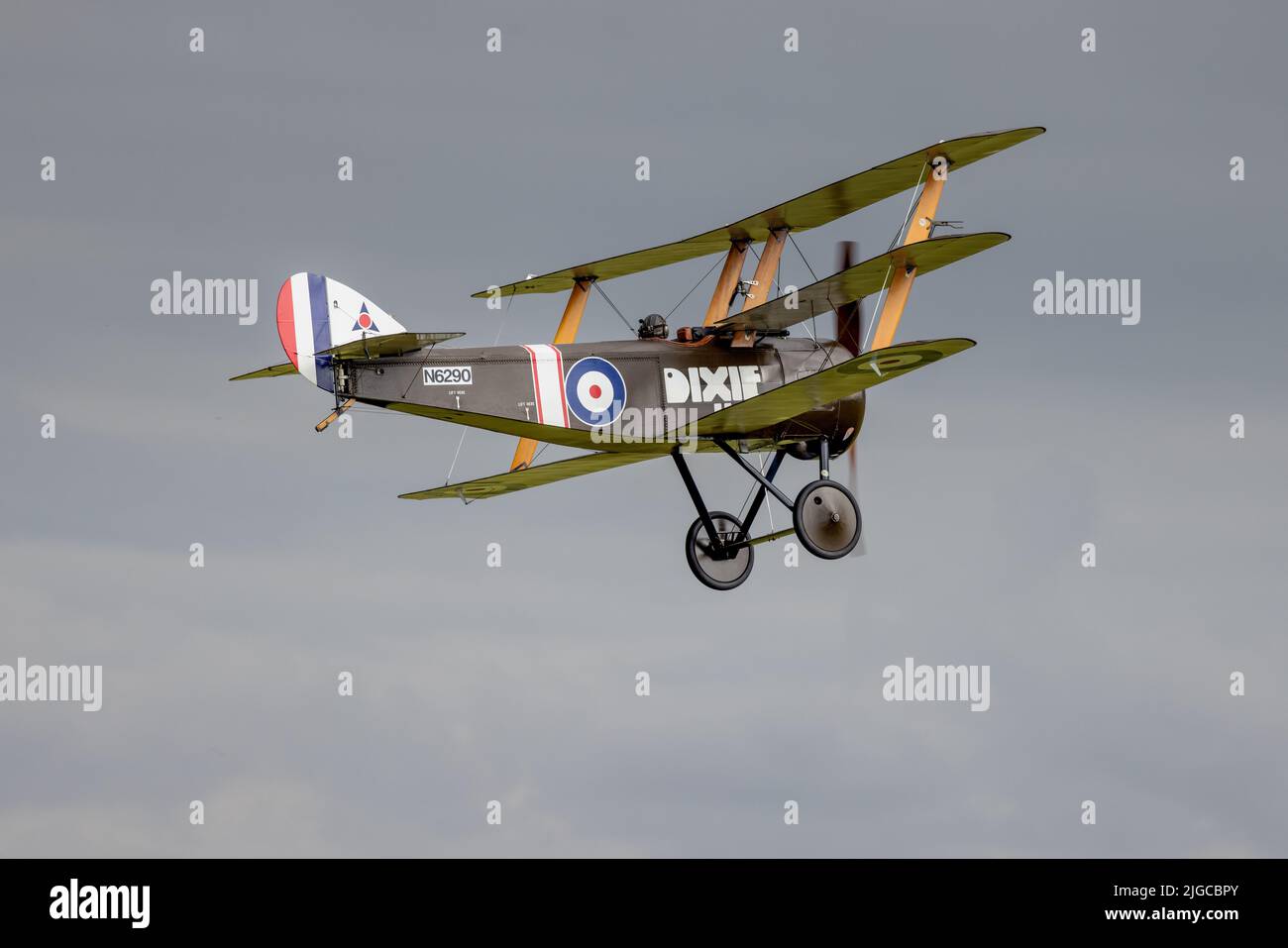 Soopwith Triplane 'N6290 DIXIE II' en vol au salon aéronautique de la Marine aérienne de Fly, qui s'est tenu à Shuttleworth le 3rd juillet 2022 Banque D'Images