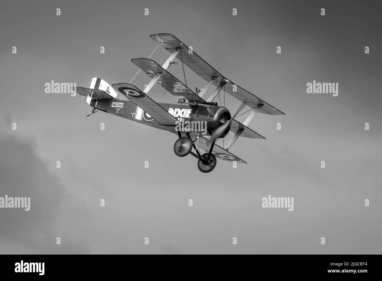 Soopwith Triplane 'N6290 DIXIE II' en vol au salon aéronautique de la Marine aérienne de Fly, qui s'est tenu à Shuttleworth le 3rd juillet 2022 Banque D'Images