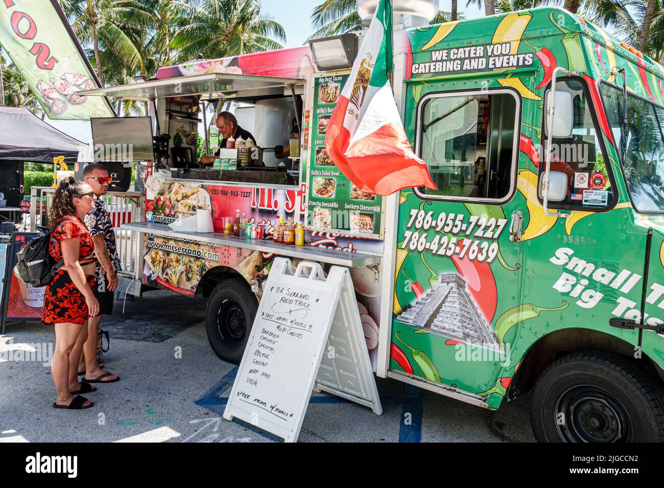 Miami Beach Florida,Ocean Terrace Fire sur le quatrième 4th juillet fête du Festival,M. Serrano Food Truck tacos mexicain hispanique couple homme W Banque D'Images