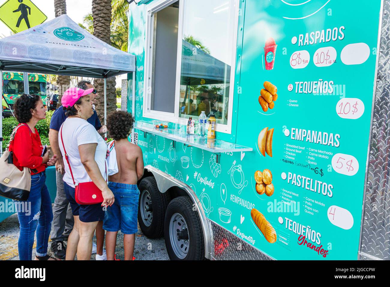 Miami Beach Florida, Ocean Terrace Fire sur la quatrième célébration du festival du 4th juillet, commande de vitrine familiale pour les camions de nourriture hispanique Banque D'Images Miami Beach Florida, Ocean Terrace Fire sur la quatrième célébration du festival du 4th juillet, commande de vitrine familiale pour les camions de nourriture hispanique Banque D'Images