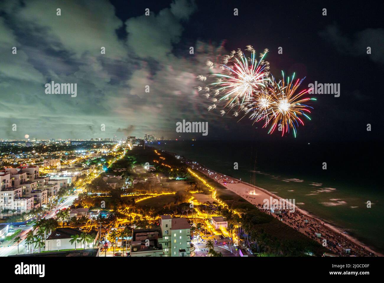 Miami Beach Florida, Ocean Terrace Fire sur la quatrième célébration du festival du 4th juillet, feux d'artifice en plein feu vue aérienne sur l'Atlantique Banque D'Images