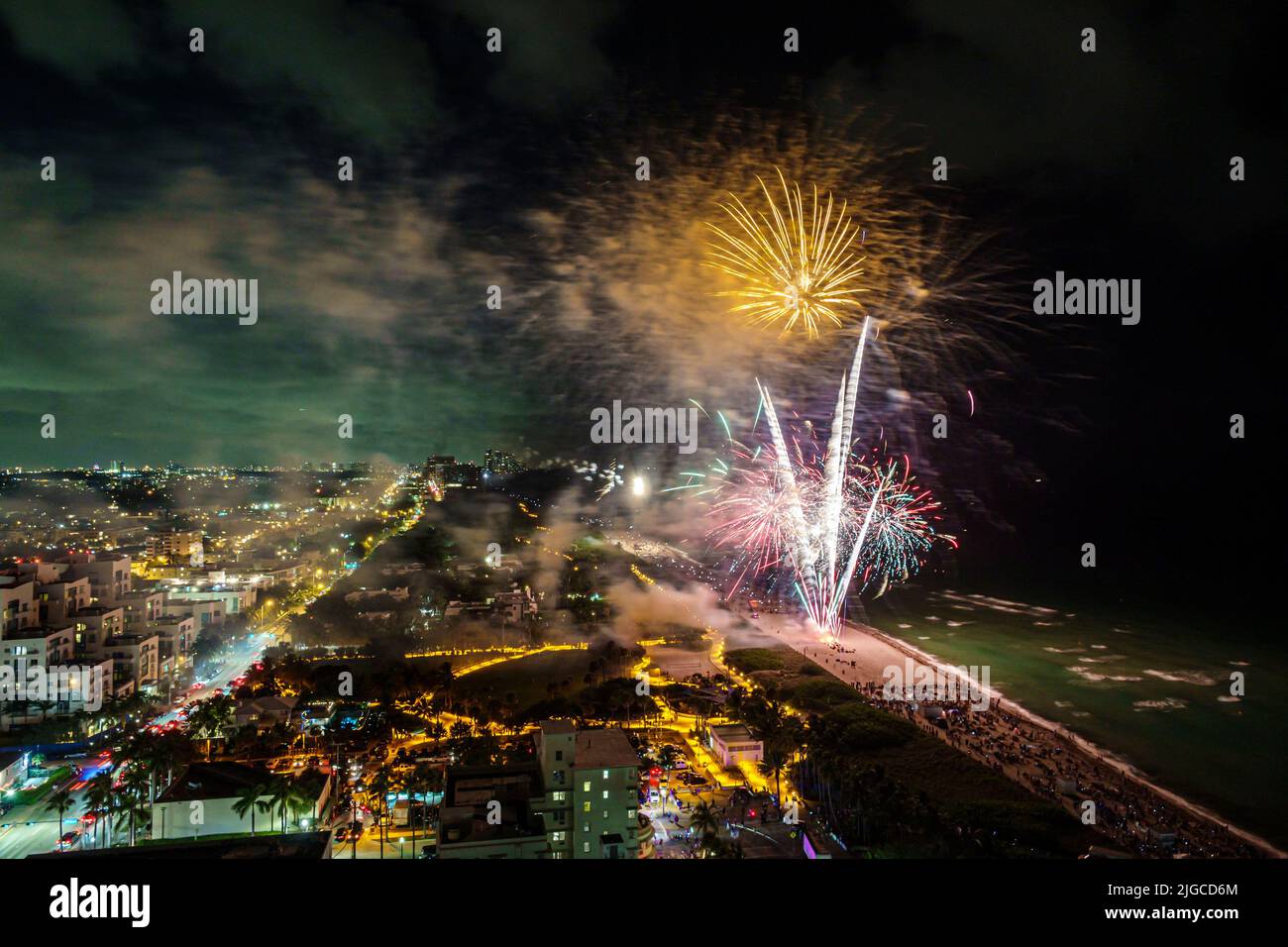 Miami Beach Florida, Ocean Terrace Fire sur la quatrième célébration du festival du 4th juillet, feux d'artifice en plein feu vue aérienne sur l'Atlantique Banque D'Images