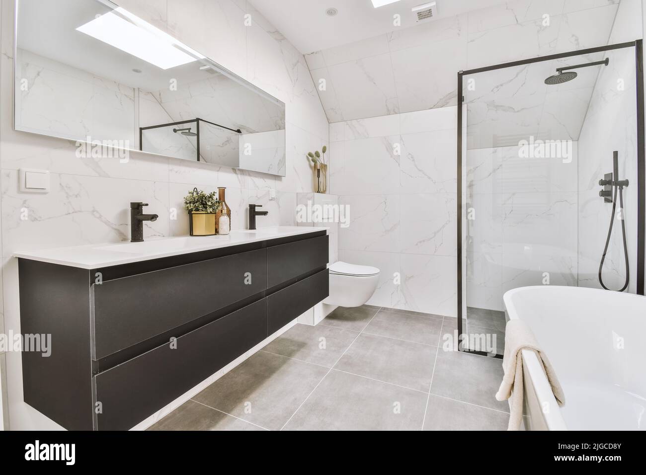 L'intérieur d'une toilette moderne avec baignoire et douche, lavabos ...