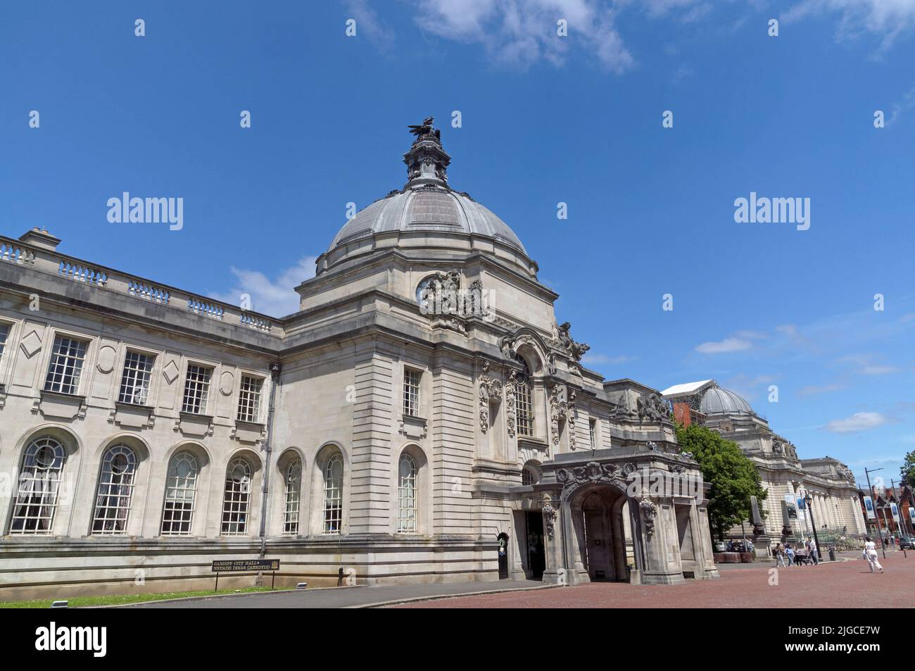 Hôtel de ville de Cardiff avec statue de dragon sur la coupole du toit. Été 2022. Juillet. Ciel bleu, nuage clair. Statue du dragon gallois - Henry Charles Fehr Banque D'Images