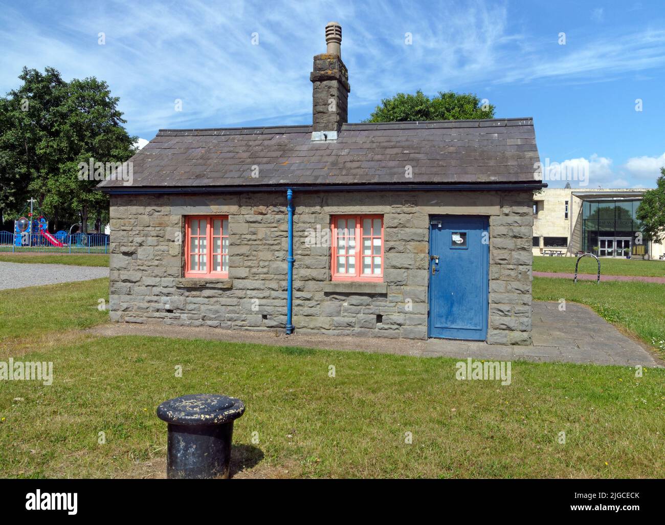 Ancienne hutte du gardien, à côté de Roath Basin, baie de Cardiff. Été 2022. Juillet. Pierre avec toit en ardoise. Banque D'Images