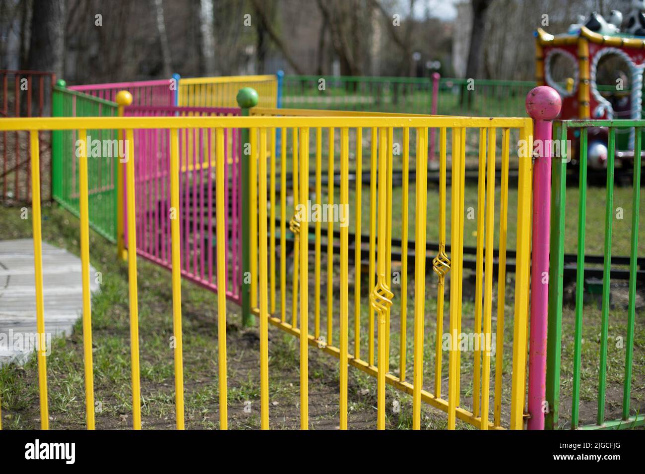 Clôture colorée dans le parc d'attractions. Clôture amusante. Territoire d'attraction. Barrière de sécurité pour les enfants. Banque D'Images