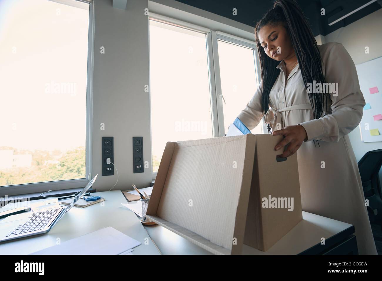 Un employé de boutique en ligne spécialisé préparant des marchandises pour l'expédition Banque D'Images