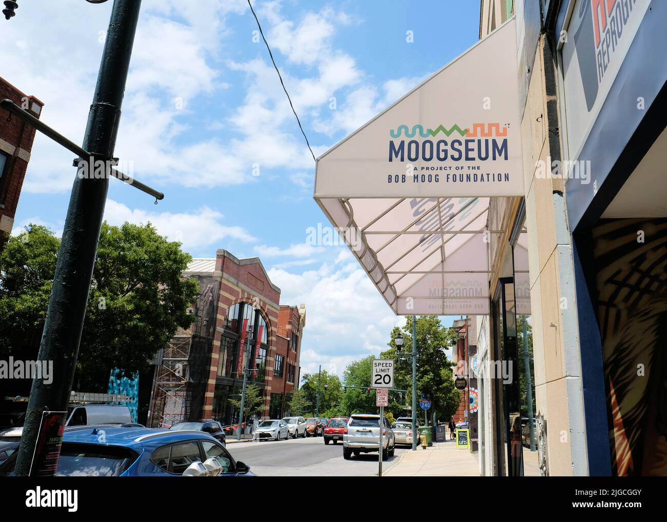 Vue extérieure du musée interactif et immersif Moogseum dans le centre-ville d'Asheville en Caroline du Nord ; projet caractéristique de la Fondation Bob Moog. Banque D'Images