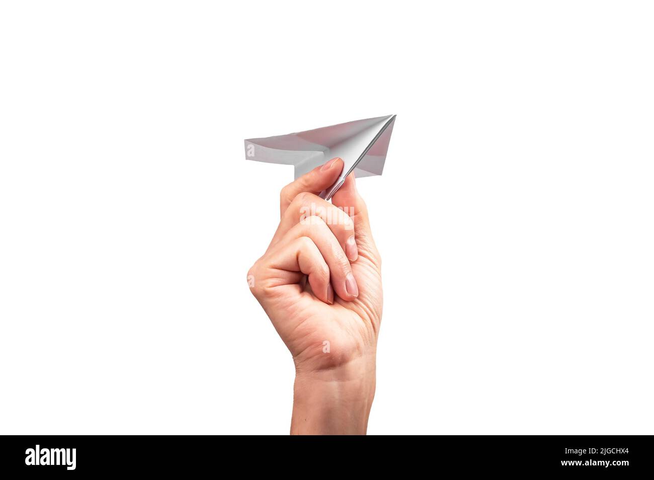 Une femme jette un avion d'origami isolé sur fond blanc. Construction en papier volant fait main. Optimisme, concept d'enfance. Photo de haute qualité Banque D'Images