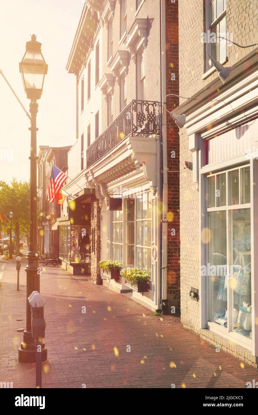 Promenade romantique sur main Street dans le centre-ville historique d'Annapolis, Maryland, Etats-Unis. Architecture pittoresque typique dans la capitale du Maryland. Banque D'Images