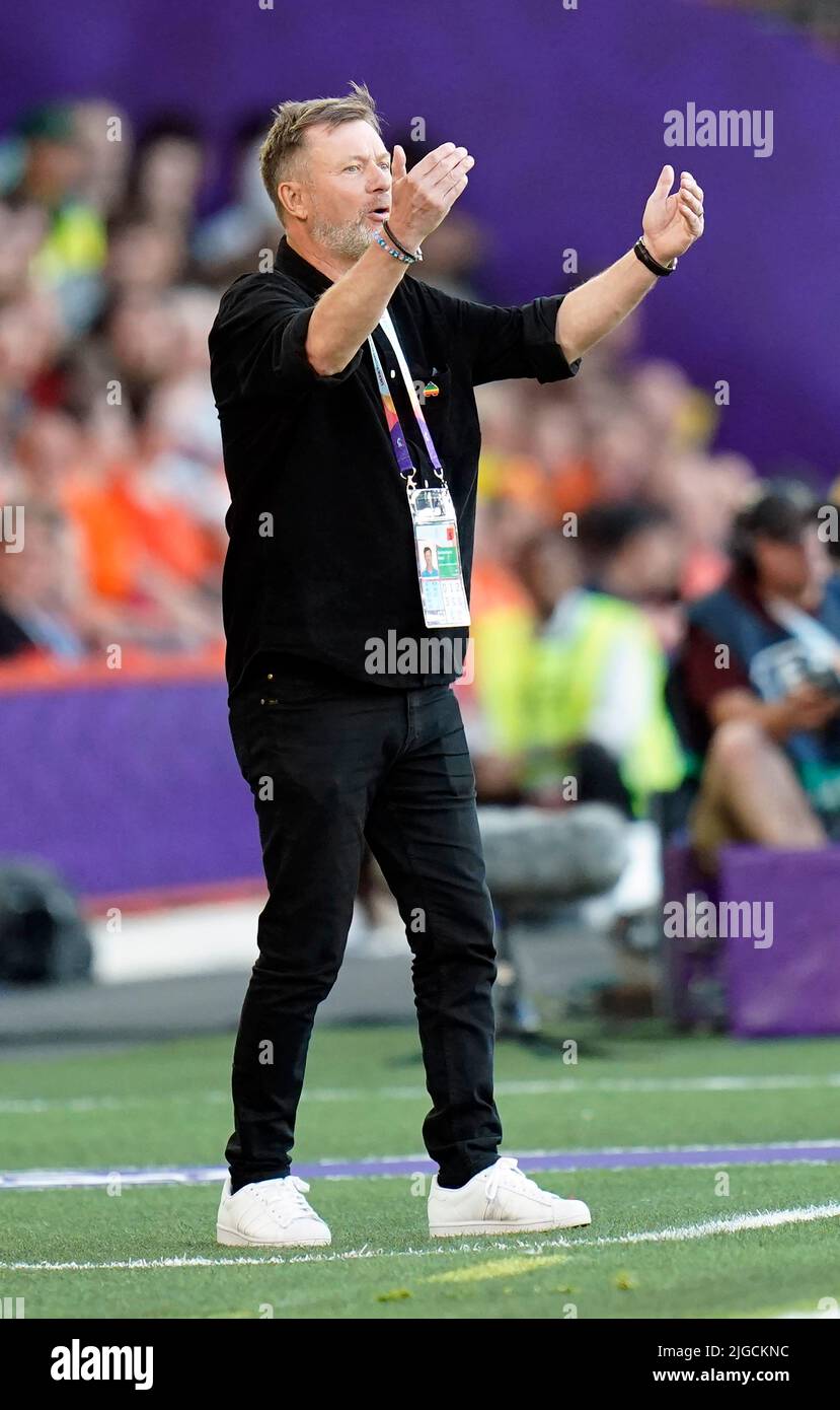 Peter Gerhardsson, entraîneur en chef de la Suède, fait des gestes sur la ligne de contact lors du match de l'UEFA Women's Euro 2022 Group C à Bramall Lane, Sheffield. Date de la photo: Samedi 9 juillet 2022. Banque D'Images