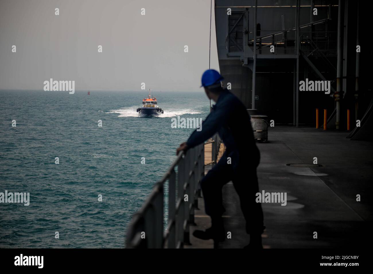 220618-A-EQ028-1058 GOLFE PERSIQUE (18 juin 2022) Un petit bateau tire le long de la base maritime expéditionnaire USS Lewis B. Puller (ESB 3) après avoir quitté le port de Jebel Ali, pendant l'exercice Iron Defender dans le golfe Persique, 18 juin. Iron Defender est un événement d'entraînement bilatéral annuel entre le Commandement central des Forces navales américaines et les forces des Émirats arabes Unis. L'exercice porte sur les opérations de sécurité maritime, les contre-mesures contre les mines et la défense portuaire. (É.-U. Photo de l'armée par le SPC Frederick Poirier) Banque D'Images