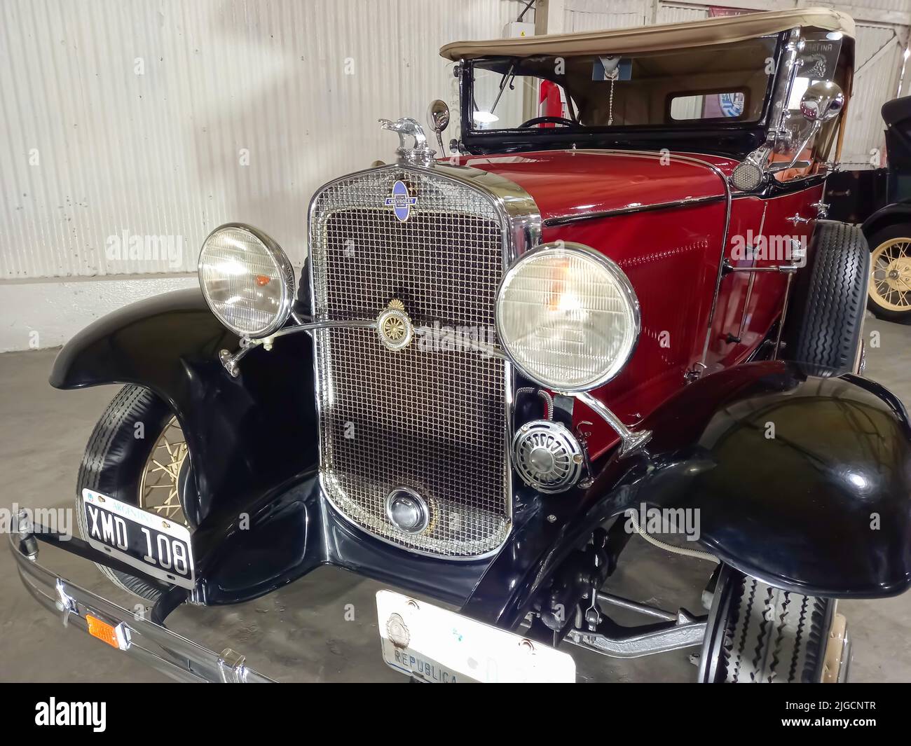 Avellaneda, Argentine - 7 mai 2022 : Old Red Chevrolet Phaeton 1931 quatre portes par General Motors. Expo Fierro 2022 salon de voiture classique Banque D'Images Avellaneda, Argentine - 7 mai 2022 : Old Red Chevrolet Phaeton 1931 quatre portes par General Motors. Expo Fierro 2022 salon de voiture classique Banque D'Images