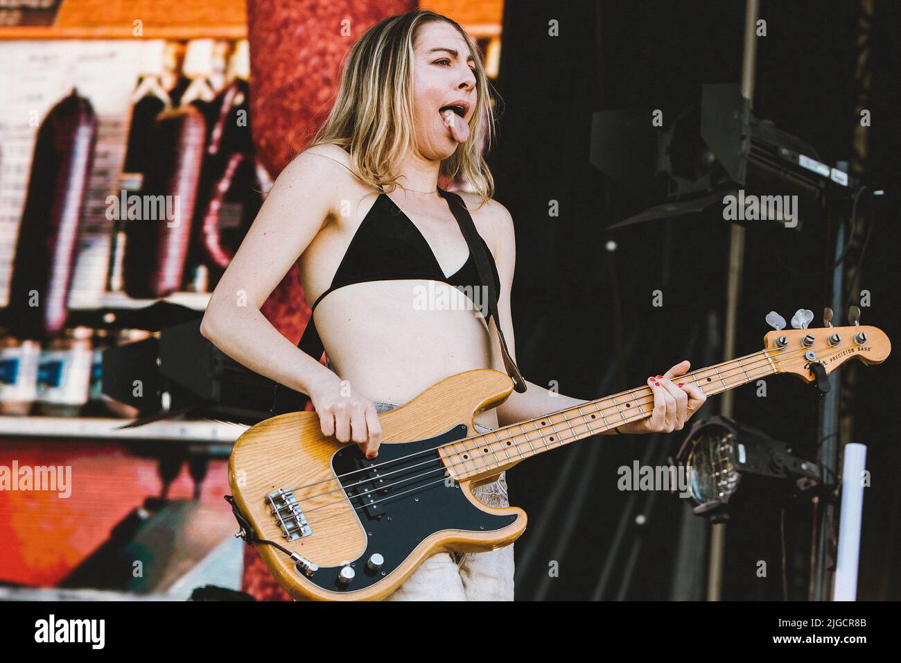 Madrid, Espagne. 08th juillet 2022. Este Haim du groupe Haim se produit sur scène au MadCool Festival de Madrid. Crédit : SOPA Images Limited/Alamy Live News Banque D'Images