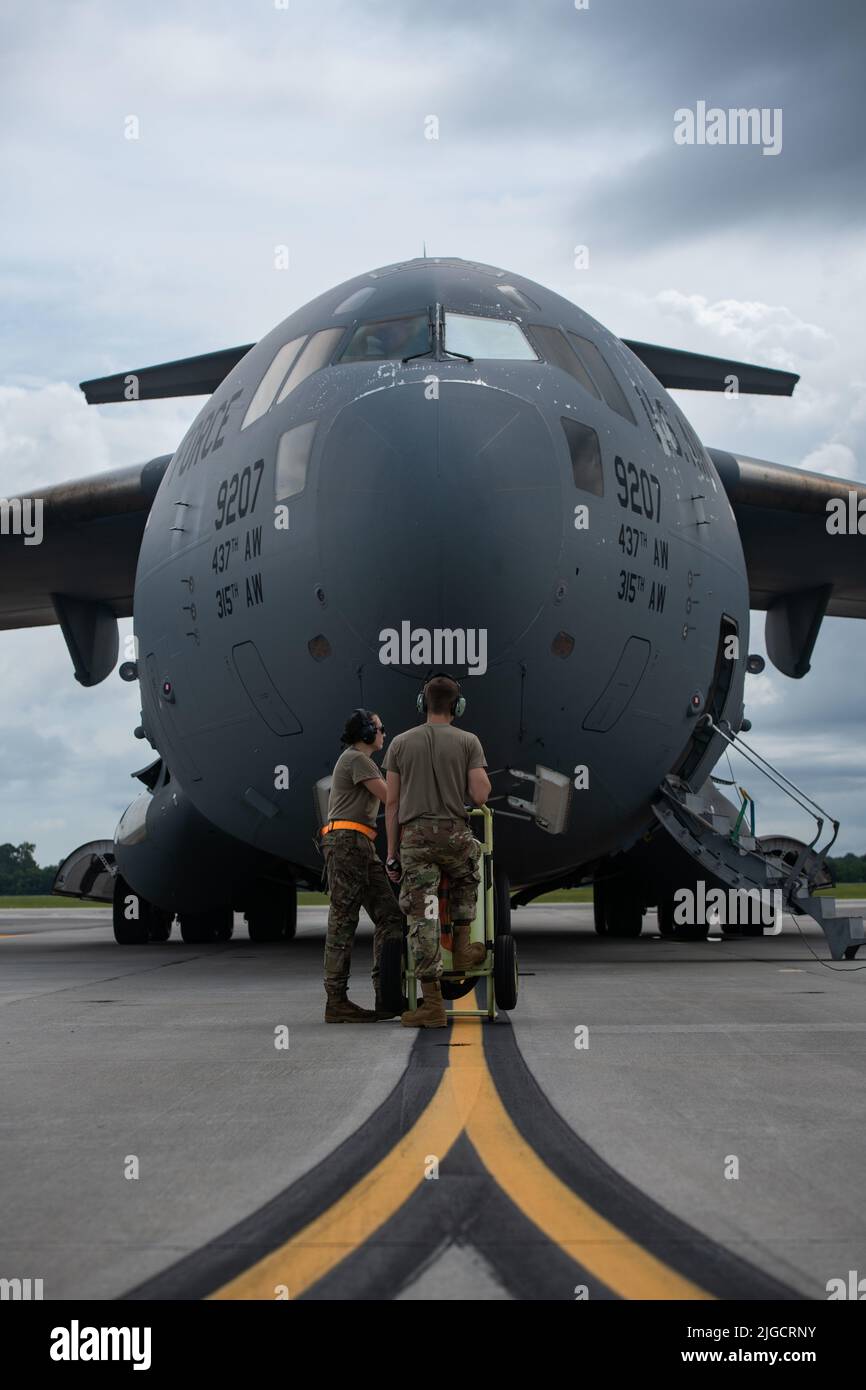 Brianda Johnson et Hunter Weeks, 437th apprentis en maintenance aérospatiale de l'escadron de maintenance d'aéronefs, se préparent à lancer un C-17 Globemaster III à la base conjointe Charleston, en Caroline du Sud, en 29 juin 2022. Le C-17 est capable de livrer rapidement et de façon stratégique des troupes et de tous les types de cargaison, ce qui en fait l'avion de cargaison le plus flexible de la force. (É.-U. Photo de la Force aérienne par le sergent d'état-major. Dépositaire A. Darbasie) Banque D'Images