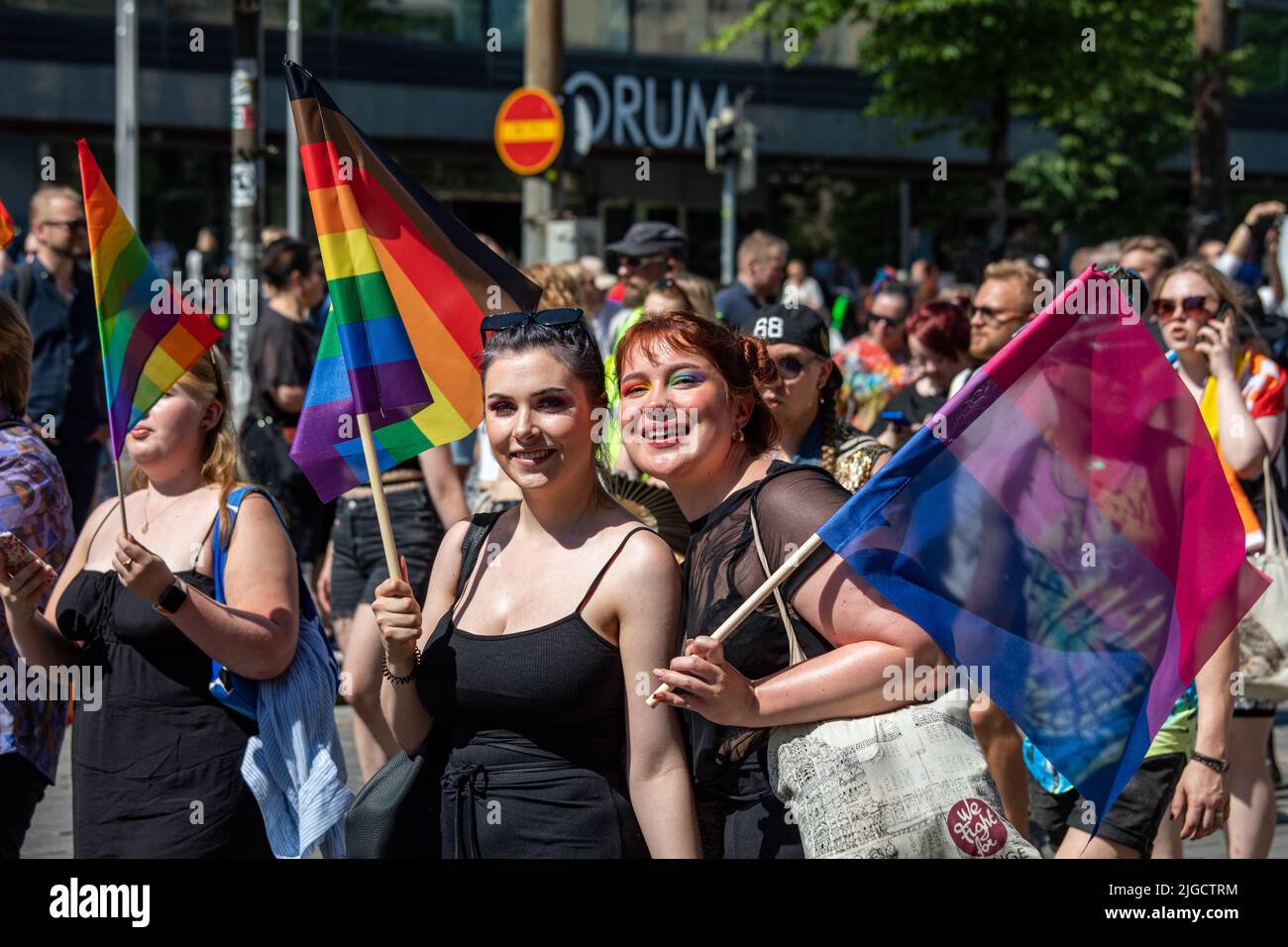 Jeunes femmes arborant des drapeaux de fierté Philadelpia et bisexuel lors de la parade Helsinki Pride 2022 à Mannerheimintie, Helsinki, Finlande Banque D'Images