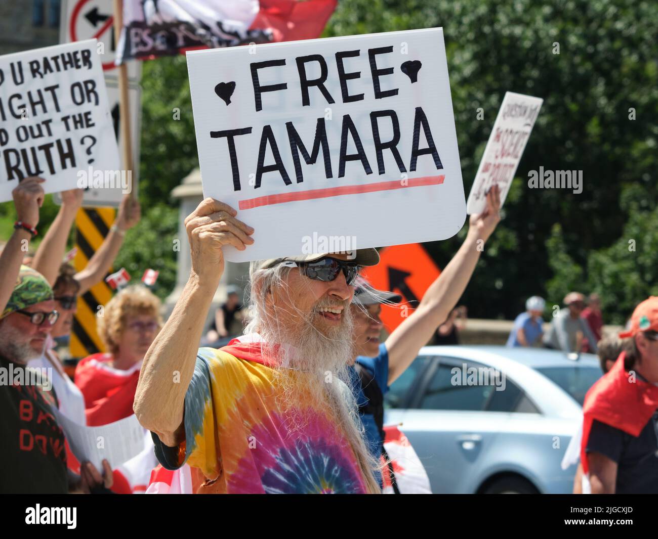 Ottawa, Canada. 9 juillet 2022. La liberté protestait avec un signe demandant la libération de Tamara Lich, qui a été trouvée en violation de sa condition de mise en liberté sous caution hier devant la cour provinciale d'Ottawa et qui demeure maintenant en détention. Banque D'Images