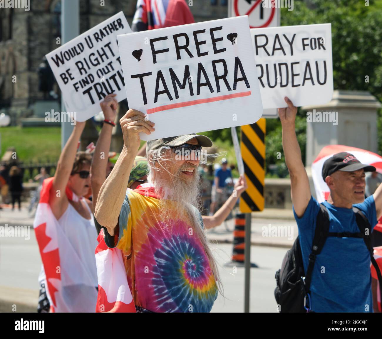 Ottawa, Canada. 9 juillet 2022. La liberté protestait avec un signe demandant la libération de Tamara Lich, qui a été trouvée en violation de sa condition de mise en liberté sous caution hier devant la cour provinciale d'Ottawa et qui demeure maintenant en détention. Banque D'Images
