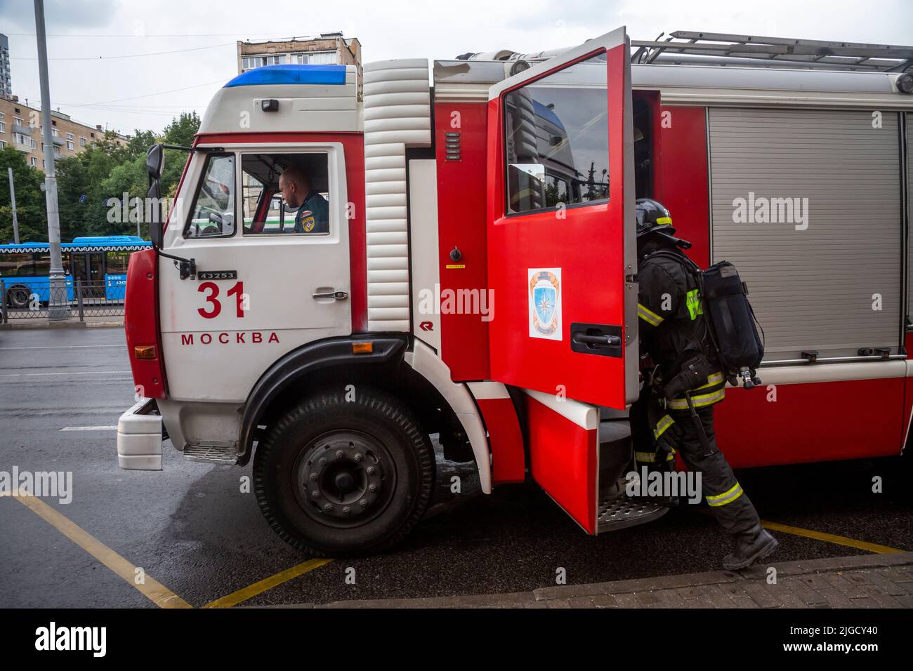 Moscou, Russie. 9th juillet 2022 Un pompier équipé de moteurs d'incendie assure la sécurité incendie lors d'un événement de masse dans la rue de Moscou, en Russie Banque D'Images