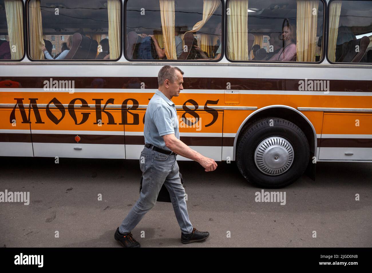 Moscou, Russie. 9th juillet 2022. Les gens font le trajet d'un ancien bus soviétique LAZ-699R bus interurbain « Tourist-2 » jusqu'à un festival de voitures classique sur les collines du Sparrow à Moscou, marquant la Journée des transports à Moscou, en Russie. Nikolay Vinokurov/Alay Live News Banque D'Images