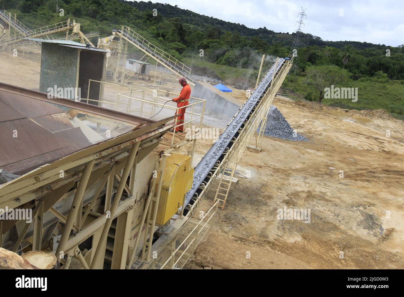 ilheus, bahia, brésil - 23 mai 2022 : machine de broyage de pierres pour la production de gravier sur un chantier de construction dans la ville d'Ilheus. Banque D'Images