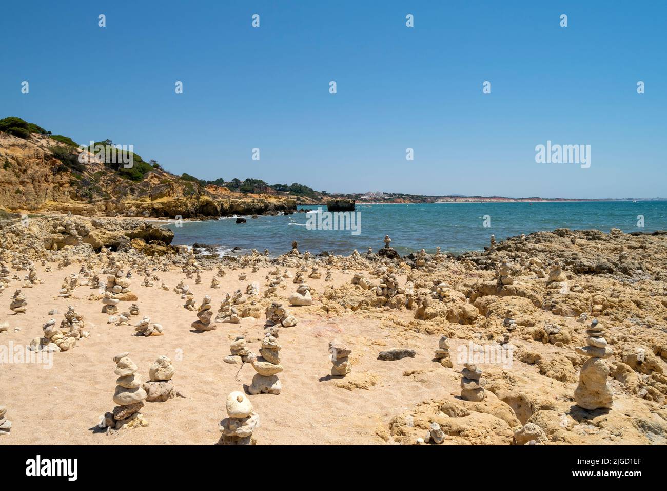 Les rochers de Mariolas, équilibre vertical avec les rochers de plage, vue sur le zen et la santé mentale près de l'océan. Vues spirituelles libres, pleine conscience et naturel. Banque D'Images