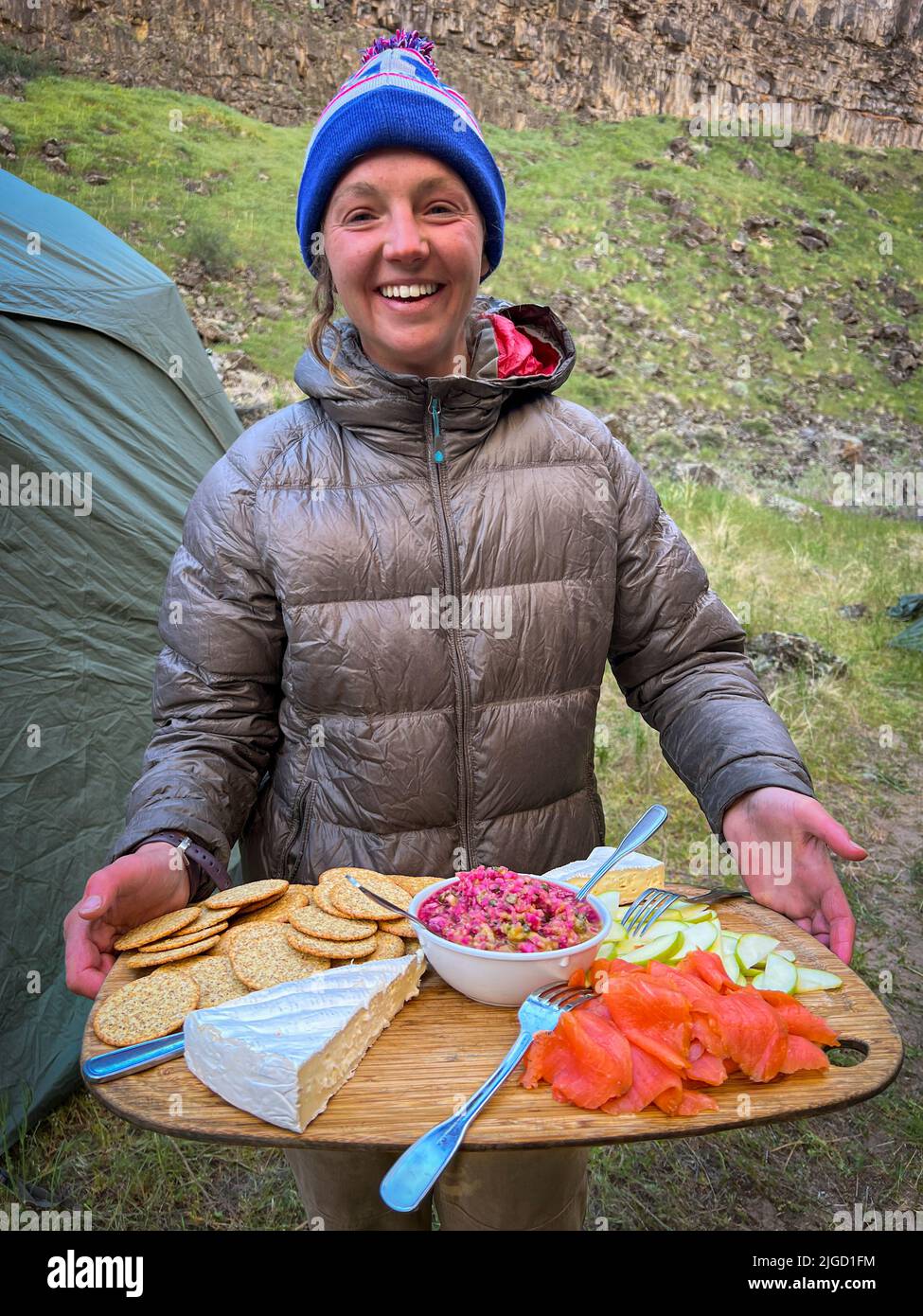 Guide Claire apporter le plateau de hors-d'œuvre aux clients sur la rivière Bruneau dans l'Idaho avec Far & Away Adventures. Banque D'Images