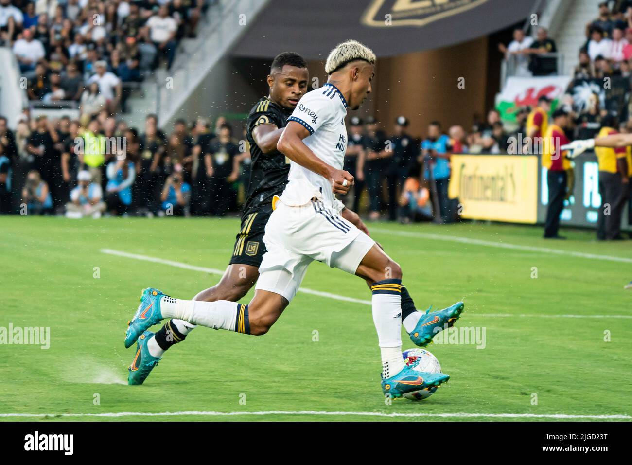 Le défenseur DE LA Galaxie Julian Araujo (2) est défendu par le défenseur de la LAFC Diego Palacios (12) lors d'un match MLS, vendredi, 8 juillet 2022, au banc de Californie Banque D'Images