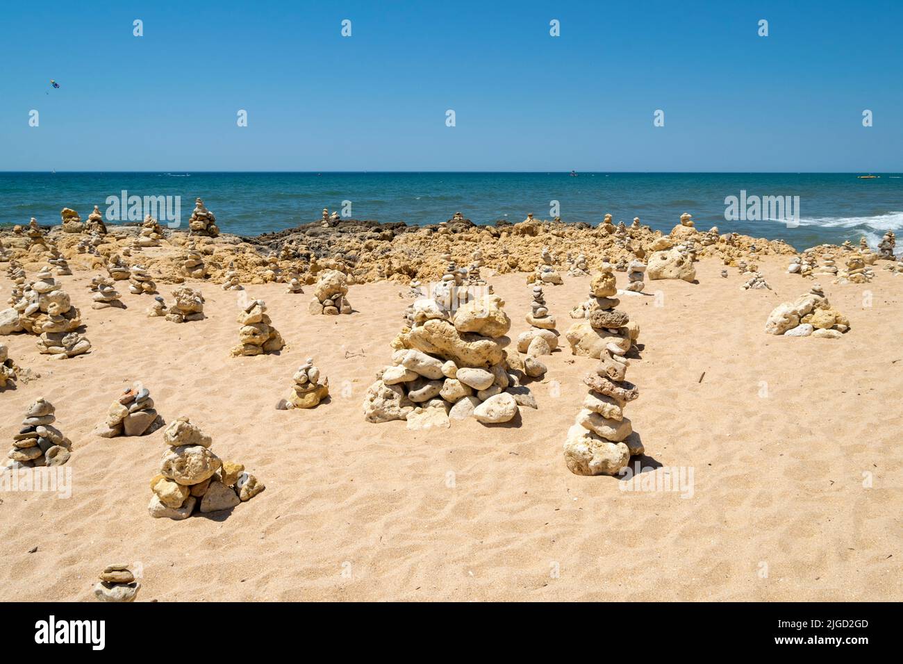 Les rochers de Mariolas, équilibre vertical avec les rochers de plage, vue sur le zen et la santé mentale près de l'océan. Vues spirituelles libres, pleine conscience et naturel. Banque D'Images