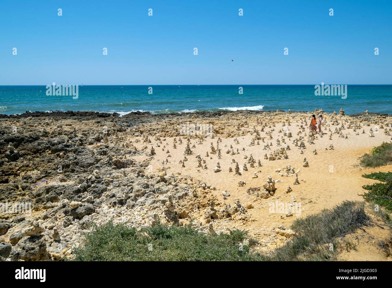 Les rochers de Mariolas, équilibre vertical avec les rochers de plage, vue sur le zen et la santé mentale près de l'océan. Vues spirituelles libres, pleine conscience et naturel. Banque D'Images