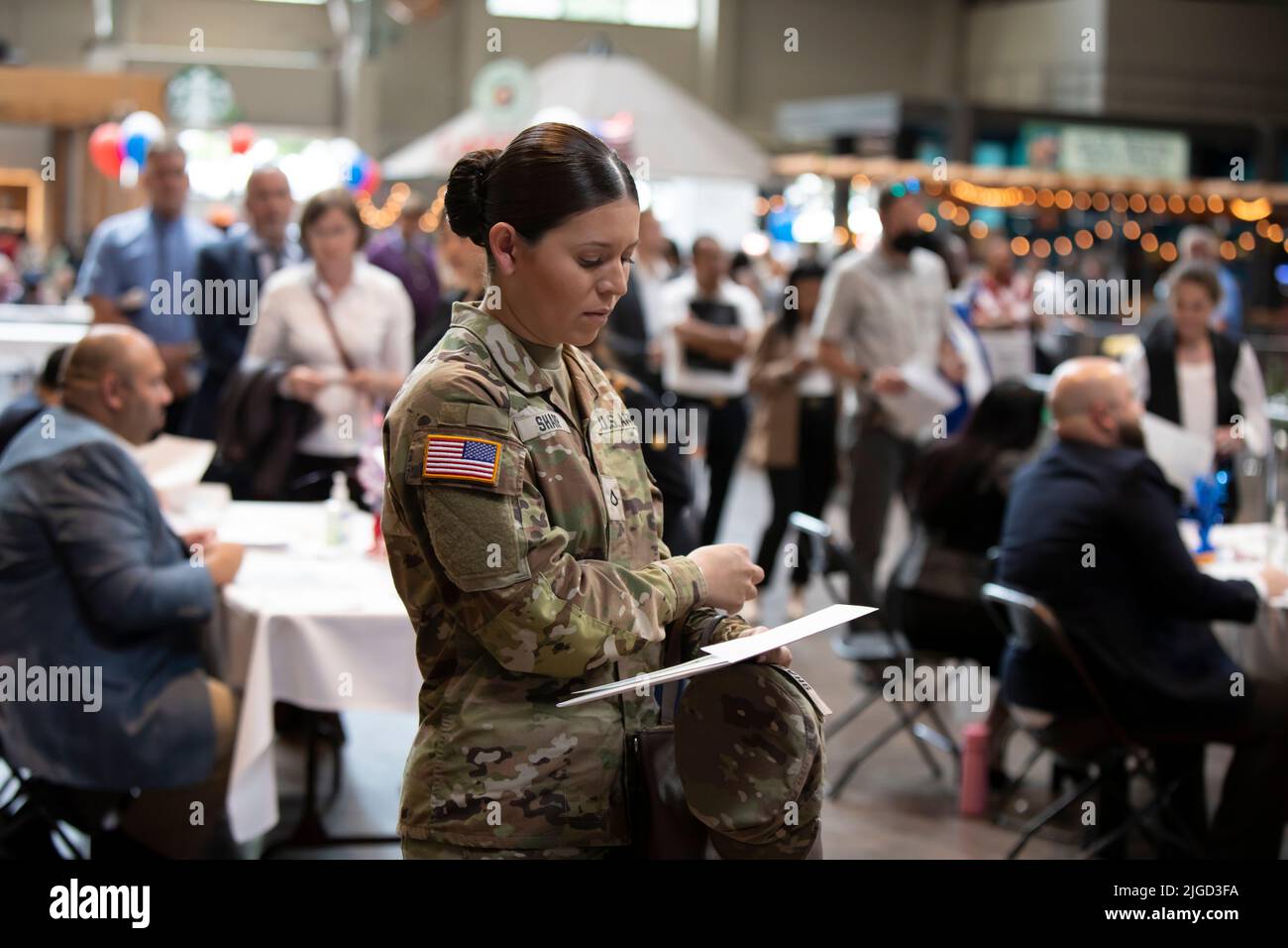 Un membre de l'armée américaine reçoit une preuve de citoyenneté après une cérémonie de naturalisation au Pavillon Fisher à Seattle, le lundi juillet Banque D'Images