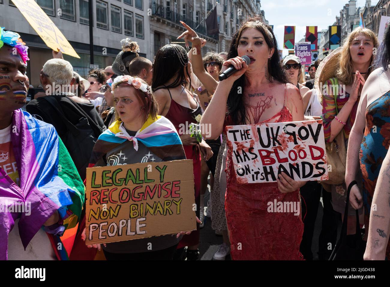 Londres, Royaume-Uni. 9th juillet 2022. Les personnes transgenres et leurs partisans défilent dans le centre de Londres lors de la quatrième Marche de protestation Trans Pride pour l'égalité. Les manifestants manifestent contre l'exclusion des gens trangender de l'interdiction de la thérapie de conversion, appellent à l'abolition de la Commission de surveillance des équialités et des droits de l'homme (EHRC) après une série d'interventions préjudiciables sur les droits trans, Et faire preuve de solidarité avec les parents texans d'enfants trans après que le gouverneur Greg Abbott a comparé les soins de santé qui affirment le sexe aux mauvais traitements envers les enfants. Crédit: Wiktor Szymanowicz/Alamy Live News Banque D'Images