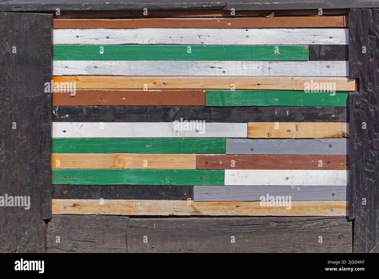 Mur fabriqué à partir de planches de bois recyclées récupérées Banque D'Images