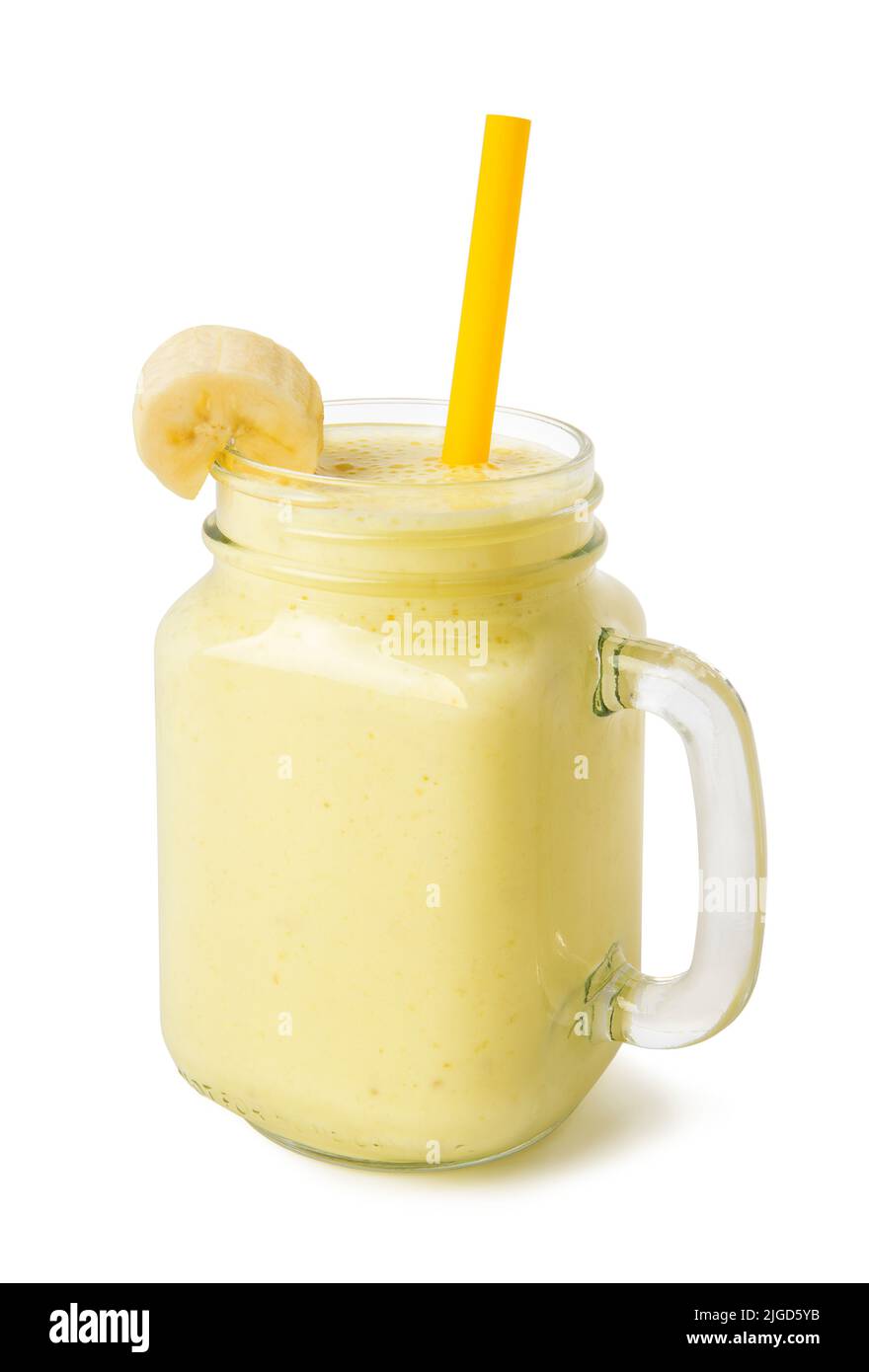 Smoothie à la banane avec pailles et une tranche de banane dans un pot en verre isolé sur fond blanc Banque D'Images